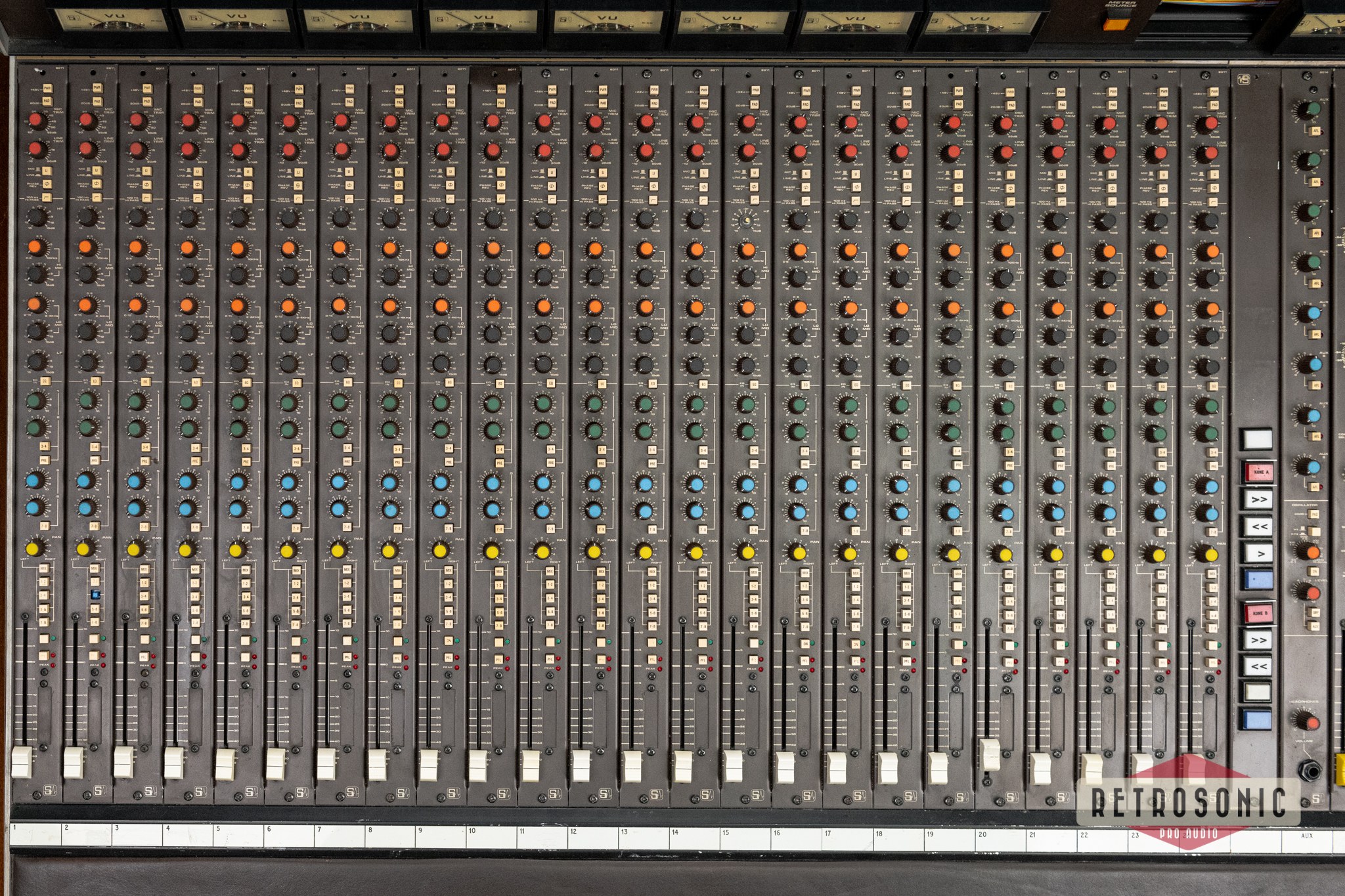 Soundcraft 800B 24/8/2 Mixing Console