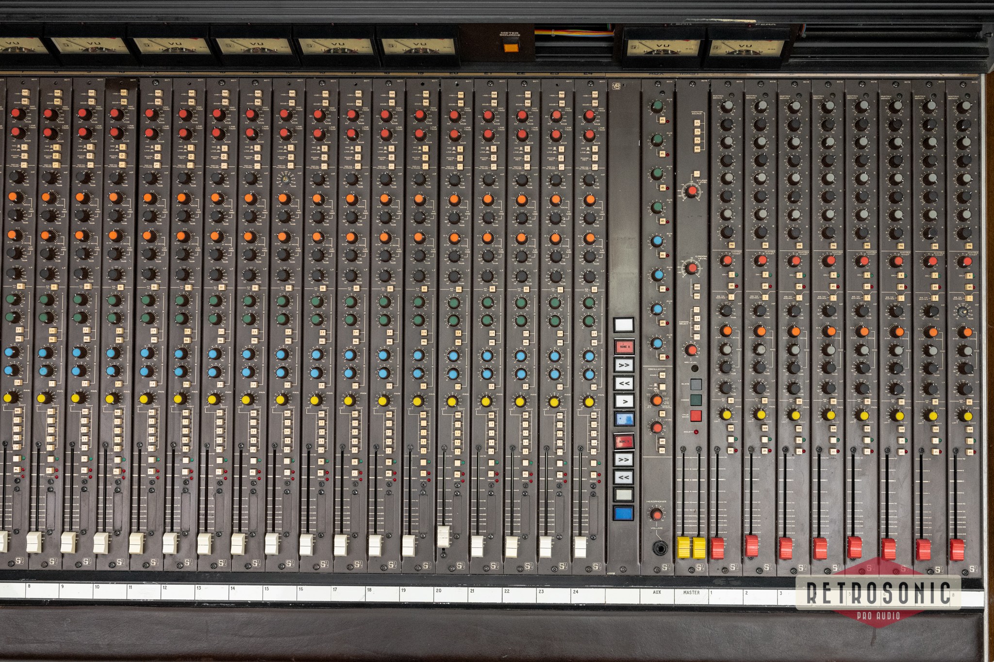 Soundcraft 800B 24/8/2 Mixing Console